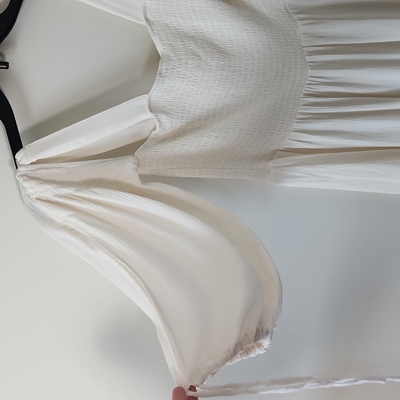 Flowy shirt that is perfect for Spring and Summer. - Picture 2 of 4